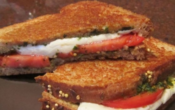 Tomato, Mozzarella and Pesto Sandwich | Sunset Vacations