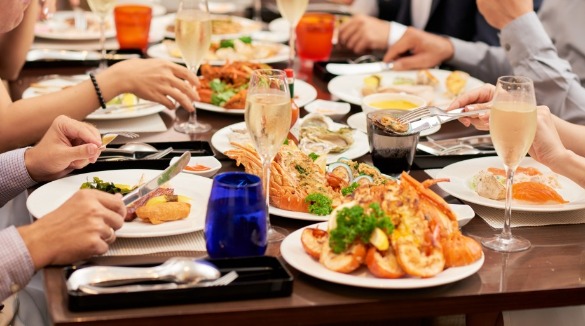 people enjoying fresh seafood dinner | Sunset Vacations