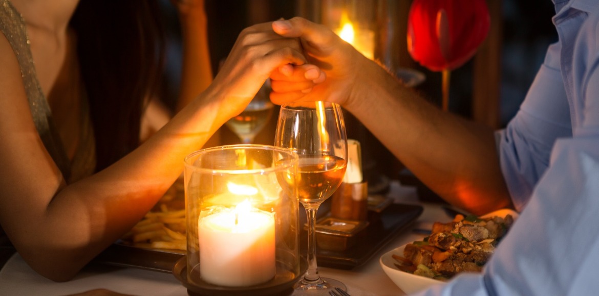 couple out at romantic dinner | Sunset Vacations